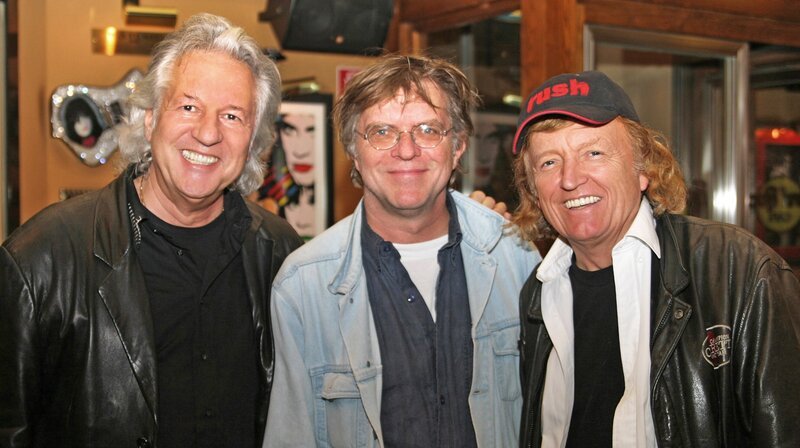 v.l.n.r.: Hermann Erbel, der als ehemaliger Schlagzeugmusiker unter dem Namen Herman Rarebell bekannt ist mit SR Moderator Roland Helm und Musikproduzent Frank Farian – Bild: SR/​Roland Helm