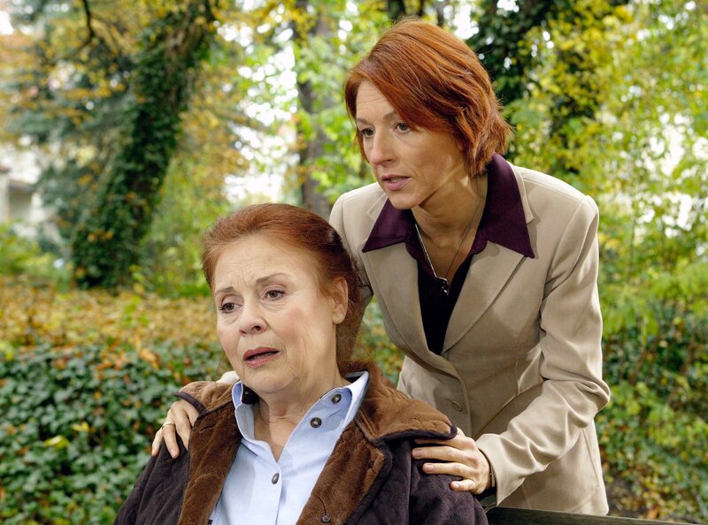 MDR Fernsehen IN ALLER FREUNDSCHAFT FOLGE 253, „Schicksalsschlag“. Charlotte (Ursula Karusseit) ist verzweifelt über Friedrichs Entscheidung nach dem Klinikaufenthalt in ein Pflegeheim zu gehen, um der Familie nicht zur Last zu fallen. Pia (Hendriekje Fitz) versucht sie zu trösten. – Bild: MDR/​Krajewski