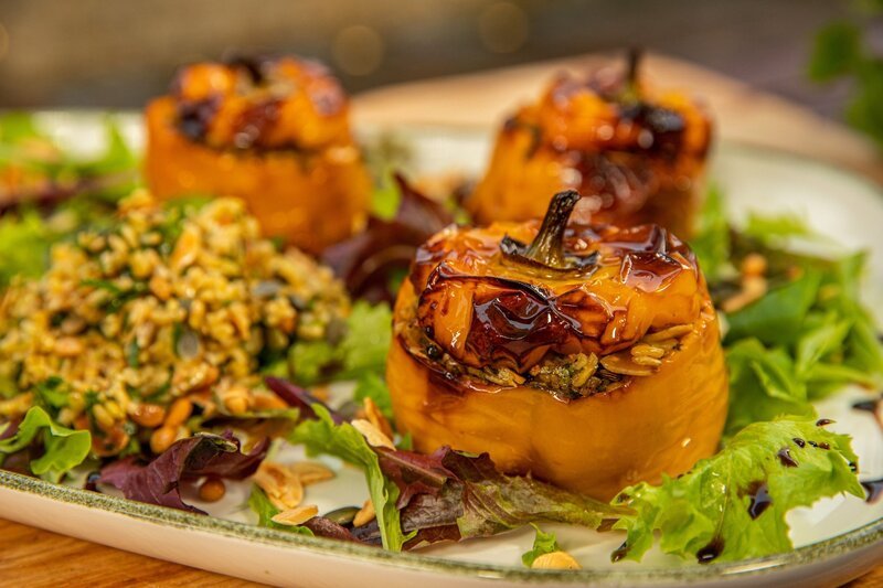 gefüllte Paprika und Freekeh – Bild: RTL /​ Rock Oyster Media /​ Die britische Food Revolution