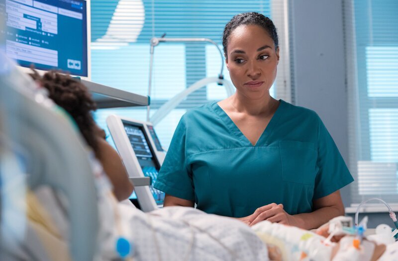 Nach so langer Zeit unvorbereitet mit ihrer Vergangenheit konfrontiert zu werden, wühlt Dr. Lucia Böhm (Vanessa Rottenburg, re.) auf und ihre Professionalität weicht der Überforderung. – Bild: MDR/​Saxonia Media/​Rudolf Wernicke