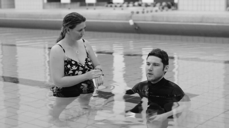 Apnoetaucherin Natalie kann unter Wasser sechs Minuten lang die Luft anhalten. Die Frage ist: Wie lang kann Jonas? – Bild: BR/​rbb/​weltrecorder