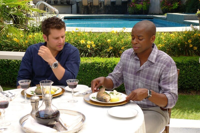 PSYCH – „Santabarbara Town“ – (l-r) James Roday as Shawn Spencer, Dule Hill as Gus Guster – Bild: PLURIMEDIA (NBC Universal, Inc.)