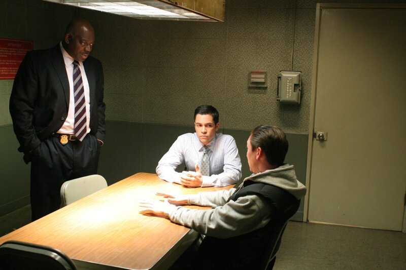 Weiß Stump (James Jordan, r.) mehr, als er zugibt? Det. Scott Valens (Danny Pino, M.) und Det. Will Jeffries (Thom Barry, l.) möchten das herausfinden … – Bild: Warner Bros. Television