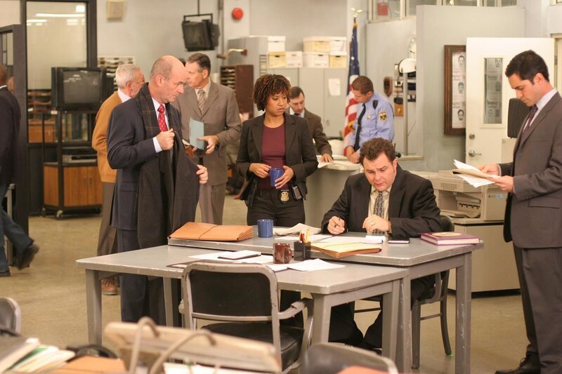 Mit Hochdruck arbeiten Lt. John Stillman (John Finn, vorne l.), Kat Miller (Tracie Thoms, vorne 3.v.r.), Det. Nick Vera (Jeremy Ratchford, 2.v.r.) und Det. Scott Valens (Danny Pino, r.) am aktuellen Fall … – Bild: Warner Bros. Television