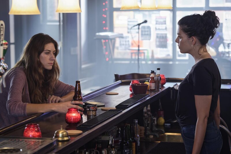 Murphy Mason (Perry Mattfeld, l.); Chelsea (Lindsey Broad, r.) – Bild: The CW Network, LLC /​ Ben Mark Holzberg