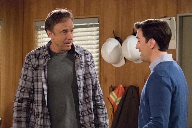 Don Burns (Kevin Nealon, l.); Lowell (Matt Cook, r.) – Bild: CBS Broadcasting, Inc.