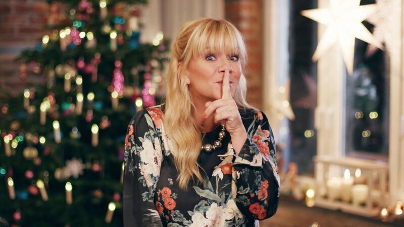 Frohes Fest mit Freudentränen: Julia Leischik sorgt für ein Wiedersehen unterm Weihnachtsbaum … – Bild: SAT.1
