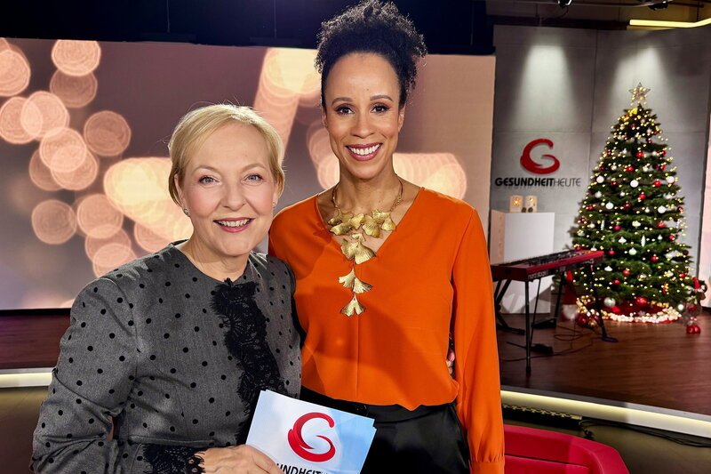 GESUNDHEITHEUTE
Ein Funke Hoffnung - bewegende Geschichten zu Weihnachten
Die Gesundheitssendung mit Dr. Jeanne Fürst
Dr. Jeanne Fürst mit Sängerin Nubya – Bild: SRF1 GESUNDHEITHEUTE
Ein Funke Hoffnung - bewegende Geschichten zu Weihnachten
Die Gesundheitssendung mit Dr. Jeanne Fürst
Dr. Jeanne Fürst mit Sängerin Nubya – Bild: SRF1