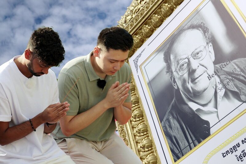 Puls
Operation Kambodscha - Auf den Spuren von Kinderarzt Beat Richner
Die «Puls Check»-Hosts Afreed Ashraf und Willi Balandies bei einer Gedenktafel für Kinderarzt Beat Richner – Bild: SRF1