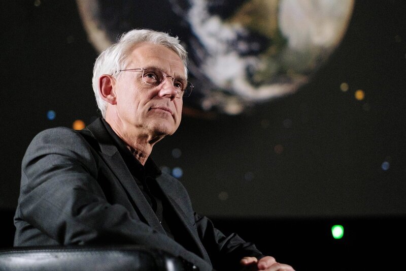 Fenster zum Sonntag — Wie überstehen wir das Ende, Herr Astrophysiker? Prof. Dr. Heino Falcke. – Bild: SRF1 Fenster zum Sonntag — Wie überstehen wir das Ende, Herr Astrophysiker? Prof. Dr. Heino Falcke. – Bild: SRF1