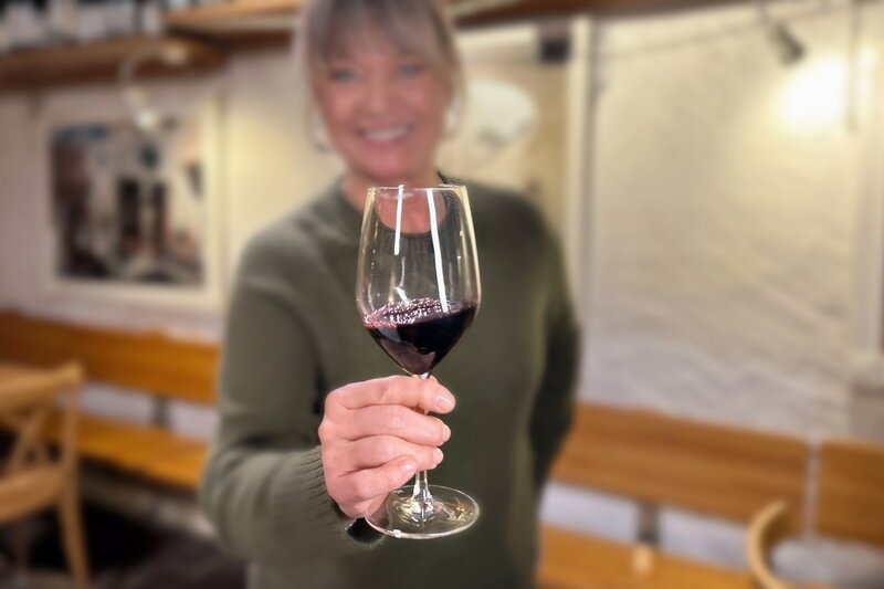 Puls: Alkohol im Alltag - Gibt es ein gesundes Mass? «Puls»-Host Daniela Lager hält ein Glas Wein in die Kamera – Bild: SRF1