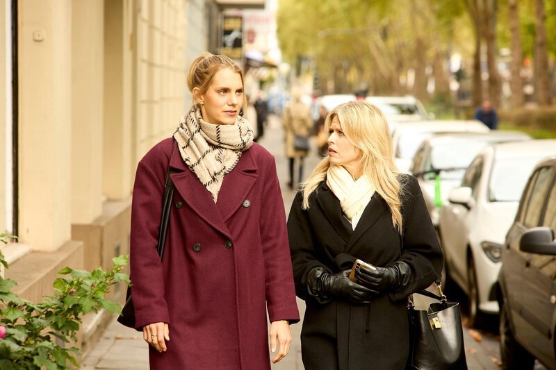 Patrizia (Miriam Lahnstein, r.) stellt ein drängendes Problem über die Sorge wegen Joris Verschwinden. Links Stella (Bettine Langehein). – Bild: RTL /​ Kai Schulz