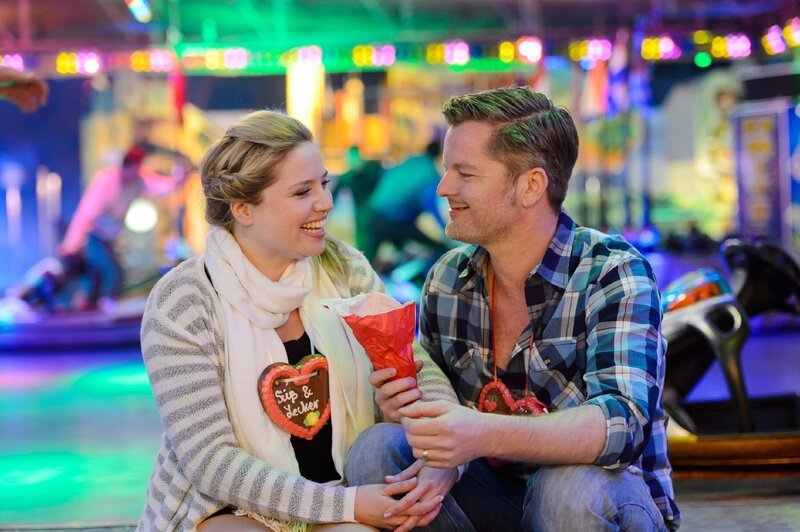 Bea (Caroline Maria Frier) und Ingo (Andre Dietz) haben endlich zueinander gefunden und schweben im siebten Himmel … – Bild: Willi Weber Fotografie