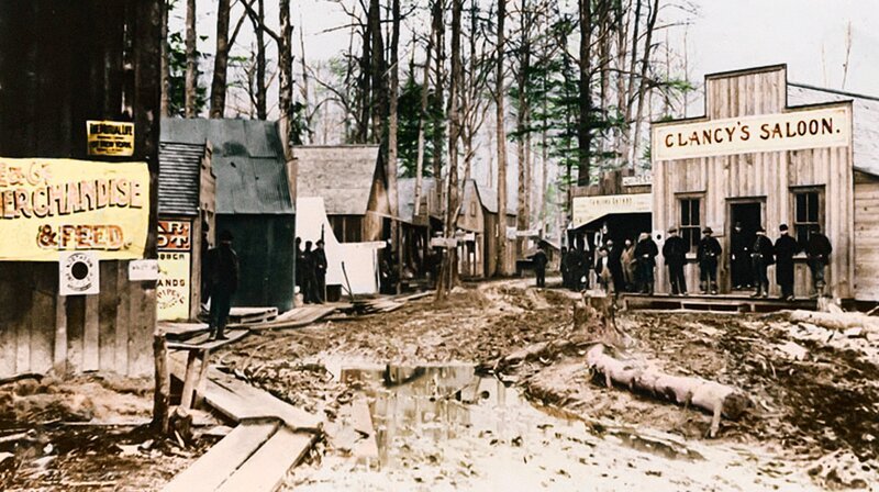 Schlammige Straßenszene, Skagway, Alaska, Oktober 1897. – Bild: phoenix/​ZDF