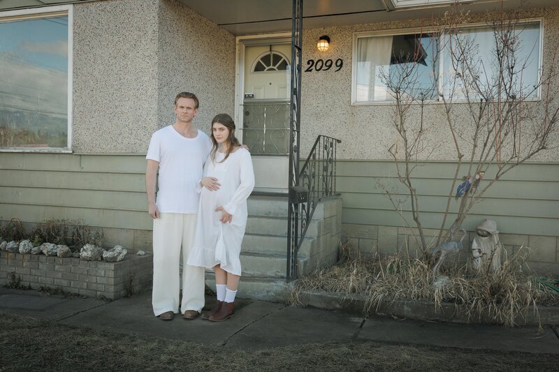 Ervil (Eric Johnson) und die junge Rena (Olga Petsa) vor einem Haus in Mexiko, bevor sie ihr Kind bekam. – Bild: RTL /​ A&E Television Networks, LLC /​ Allister Foster /​ Die Journalistin