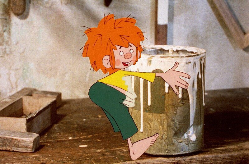 Der Pumuckl klebt am Leimtopf in der Werkstatt von Schreinermeister Eder. Weiteres Bildmaterial finden Sie unter www.br-foto.de. – Bild: BR/​Infafilm GmbH/​Original-Entwurf „Pumuckl“-Figur: Barbara von Johnson