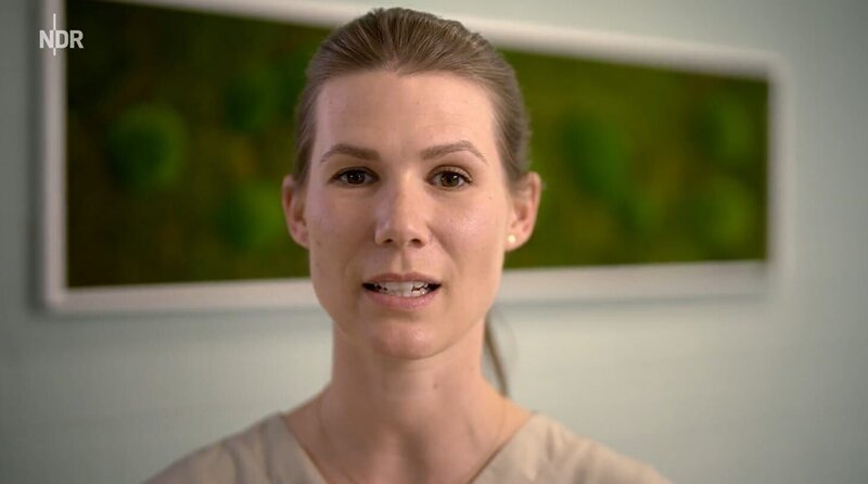 Zahnärztin Jana T. kämpft mit heftigen Schmerzen. – Bild: NDR
