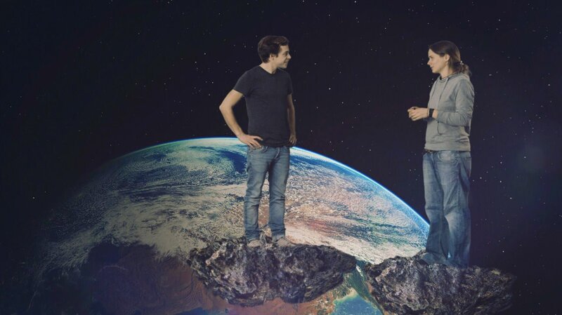 Checker Tobi und Astrophysikerin Katha. Beide fliegen auf Sternbrocken um die Erde. – Bild: BR/​megaherz gmbh/​Hans-Florian Hopfner