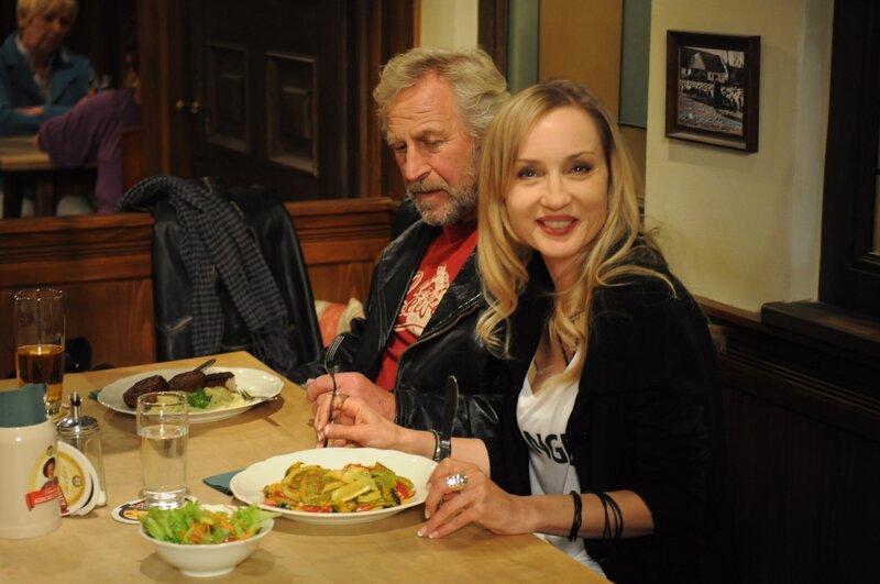 Martin und Jana genießen das leckere Mittagessen. Von links: Martin Kirchleitner (Hermann Giefer) und Jana Keller (Isabella Hübner). – Bild: BR/​Jo Bischoff