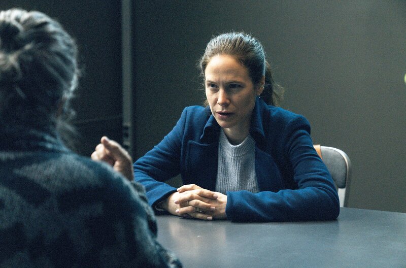 Sarah (Caroline Dhavernas, re.) gibt ihre Aussage zu Protokoll, doch die Abläufe in der Mordnacht werfen Fragen auf. – Bild: Lou Scamble