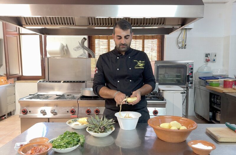 Chefkoch Alessandro Atzeni serviert in seinem Restaurant das sardische Gericht Panada. – Bild: Elephant Doc