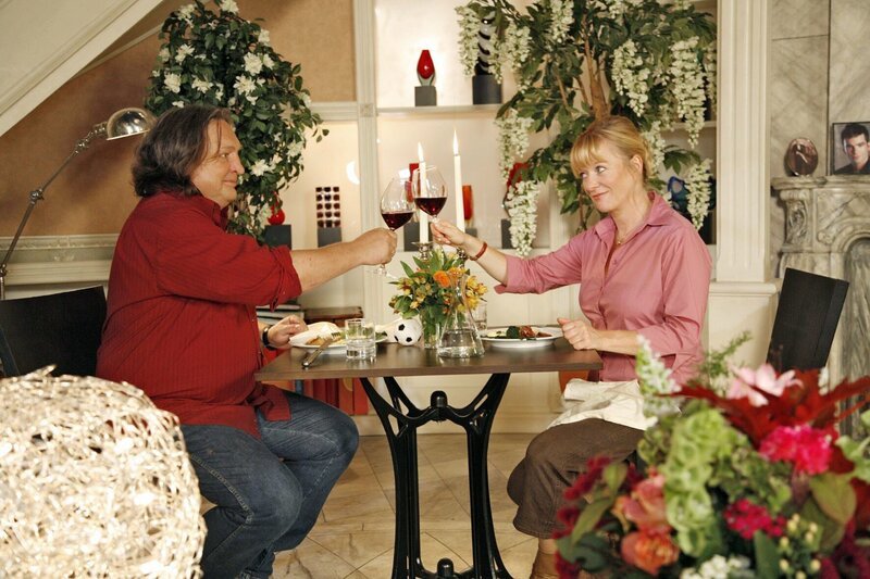 Helga genießt den Abend mit Bernd, der sie zu einem romantischen Essen eingeladen hat. – Bild: SAT.1 /​ Monika Schürle