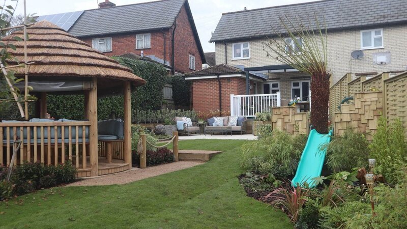 Blick aus dem Garten auf das Wohnhaus. – Bild: RTL /​ Spun Gold & All3Media International