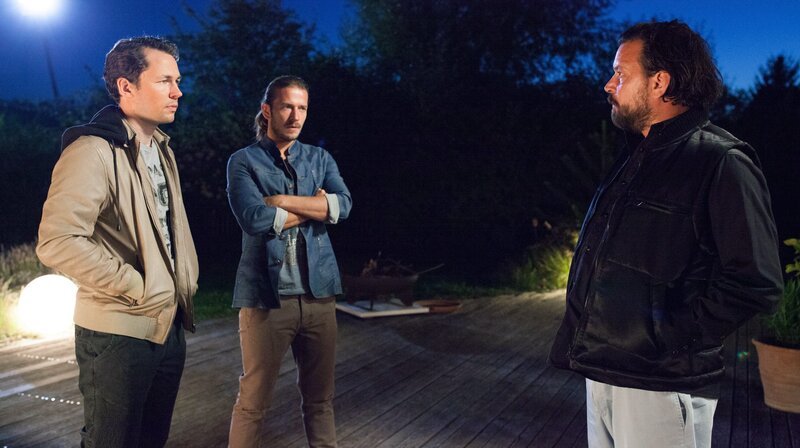 Für Manager Jack Riedl (Sascha Geršak, re.) sind die beiden Bandmitglieder Dominik Wachter (Daniel Langbein, li.) und Hubert Skoff (Stefan Gorski, Mitte) ersetzbar. – Bild: ARD Degeto/​Allegro Film/​Stefan Haring