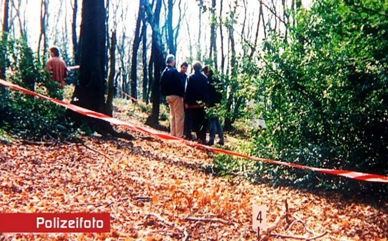 Nach 9 Monaten werden menschliche Knochen in einem Waldstück gefunden. Sind diese etwa von der 16-jährigen Corinna? – Bild: RTL