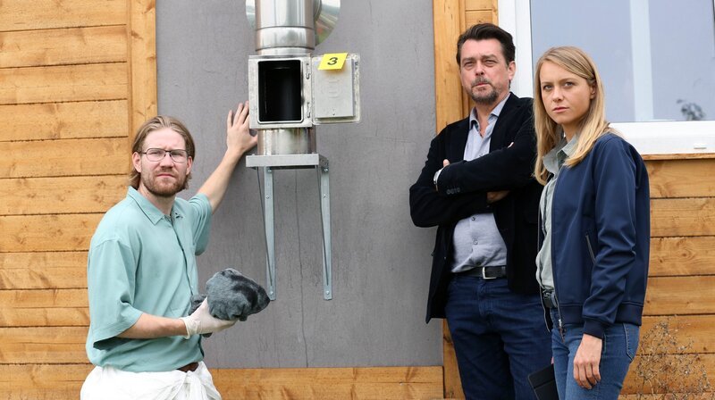 Am Tatort: Bernd Kofler (Christoph Kohlbacher, li.) erklärt Sascha Bergmann (Hary Prinz, Mitte) und Anni Sulmtaler (Anna Unterberger) den Tathergang. – Bild: ARD Degeto/​Allegro Film/​Stefan Haring