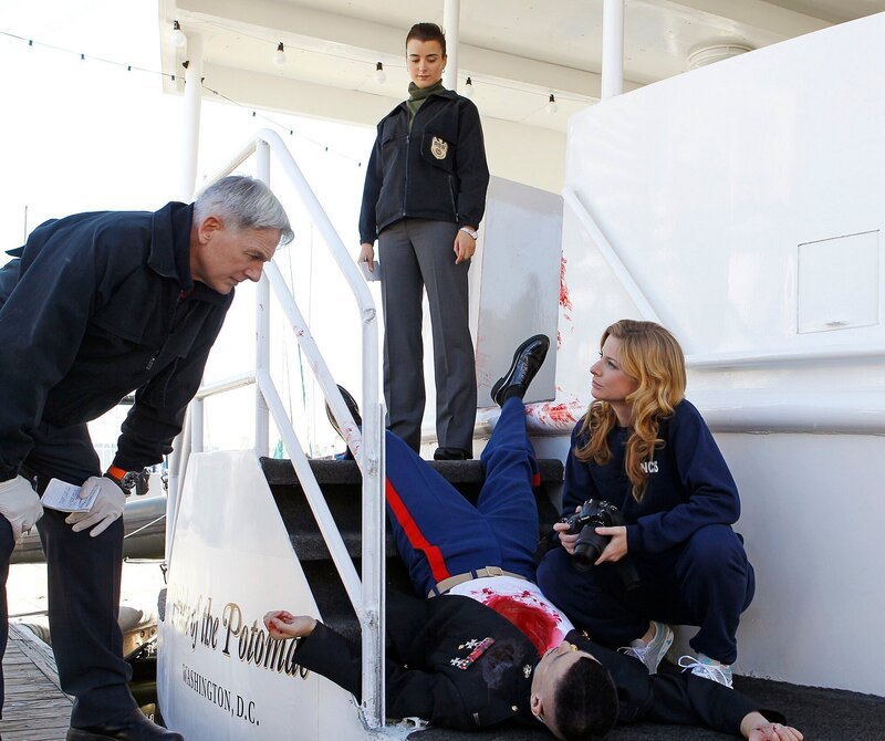 Marine First Lieutenant Jeremy Nolan (Wes Brown, liegend) wird an Bord eines Dinner-Schiffes, wo man seine Heimkehr aus Afghanistan feiert, erschossen. Gibbs (Mark Harmon, l.), Ziva (Cote de Pablo, M.) und Agent Abigail Borin (Diane Neal, r.) beginnen sofort mit den Ermittlungen … – Bild: CBS Television