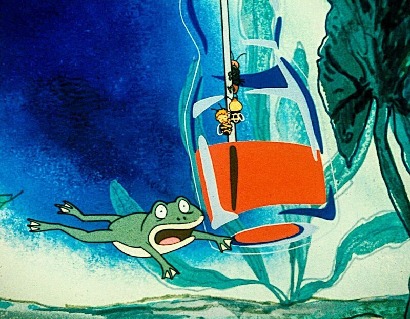 Alle drei retten sich vor dem Frosch in die Flasche. – Bild: ORF/​ZDF/​Apollo-Film