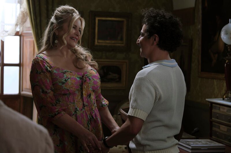 l-r: Tanya McQuoid-Hunt (Jennifer Coolidge), Rocco (Federico Ferrante) – Bild: Fabio Lovino/​HBO