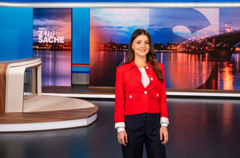 Das landespolitische Magazin, donnerstags um 20:15 Uhr im SWR Fernsehen Rheinland-Pfalz. Moderatorin Luisa Szabo. – Bild: SWR/​Patricia Neligan