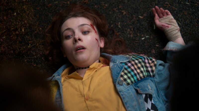 Zoe (Leia Murphy) sitzt in der Falle. – Bild: WDR/​Deadpan Pictures/​Madeline Mulqueen
