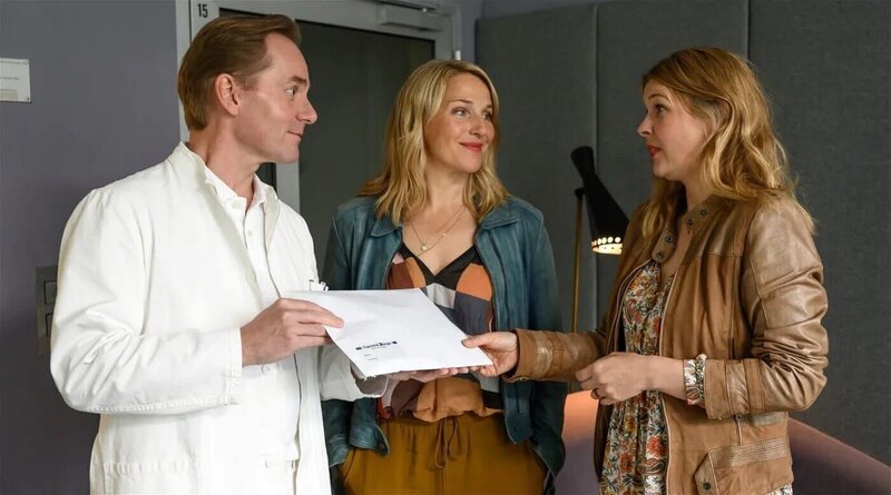 Nora (Tanja Wedhorn, Mitte) freut sich über die Nachricht von Franziska (Tina Amon Amonsen, r.) an Dr. Heckmann (Patrick Heyn, l.). – Bild: ARD Degeto/​Boris Laewen /​ ARD Degeto/​Programmplanung und P
