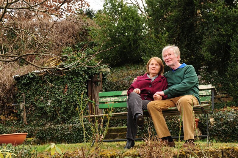 Isolde Beyer (Petra Kelling, l.) und Egon Beyer (Hermann Beyer, r.). – Bild: ZDF/​Markus Fenchel