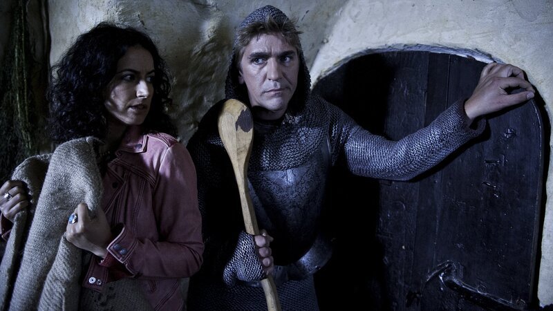 Mit Hilfe von Yasemin (Sanam Afrashteh) verfolgt Fritz Fuchs (Guido Hammesfahr) das Burggespenst. – Bild: ZDF/​Antje Dittmann