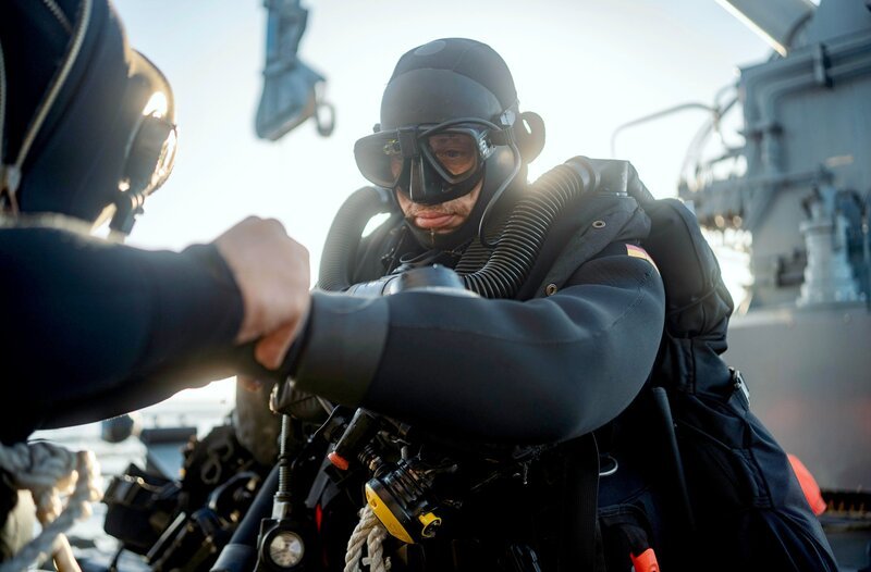 Lehrgangsteilnehmer Uwe im Tauchgerät auf dem Minentaucher-Einsatzboot „Rottweil“ – Bild: NDR/​Eike Köhler