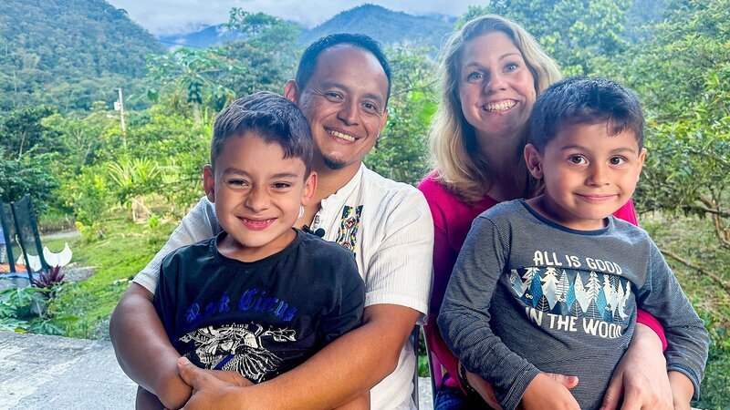 Familie Alvarado hat sich in Ecuador eingelebt. – Bild: SRF