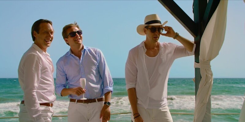 Adam (Simon J. Berger, l.), Henrik (Tobias Santelmann, M.) und William (Pål Sverre Hagen, r.) genießen die Party für den elitären Club der Superreichen. Die Stimmung in Saint-Tropez ist ausgelassen und kein Wunsch bleibt offen. – Bild: ZDF/​Pål Bugge Haagenrud