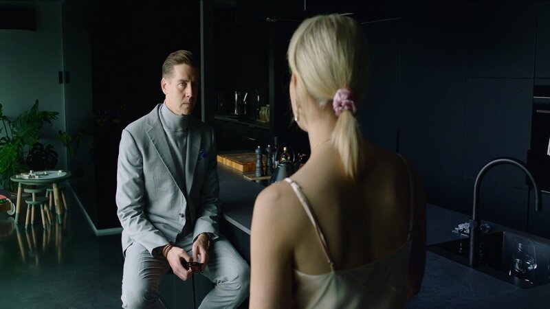 Celine (Ine Marie Wilmann) und William (Pål Sverre Hagen) sehen sich zum ersten Mal nach seinem vorgetäuschten Tod wieder. Celine hofft, dass er bleibt und wieder Verantwortung für die Kinder übernimmt. – Bild: ZDFneo