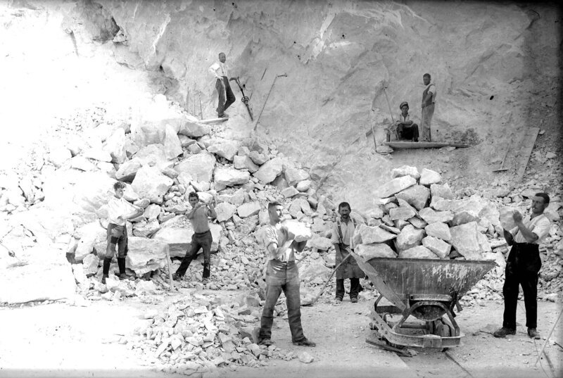 Bau der Arlbergbahn, Steinbruch. – Bild: ORF III