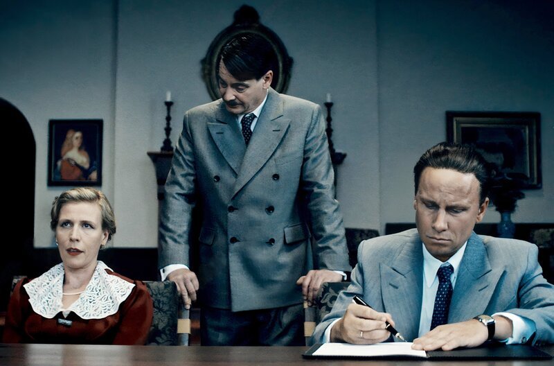 Magda Goebbels (Franziska Weisz), Adolf Hitler (Fritz Karl) und Josef Goebbels (Robert Stadlober). – Bild: SWR/​Zeitsprung/​Wild Bunch/​Stephan Pick