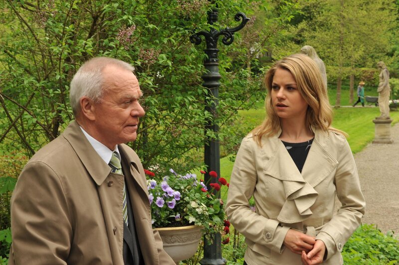 Werner (Dirk Galuba, l.); Marlene (Lucy Scherer, r.) – Bild: Ann Paur