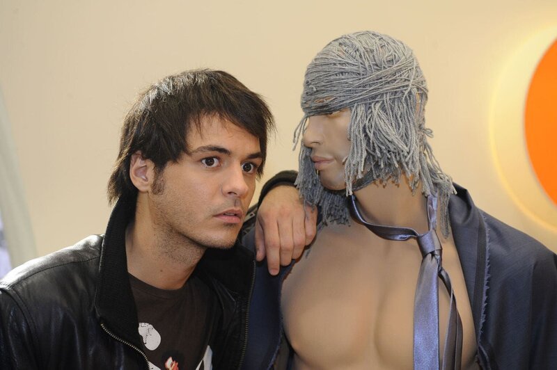 Maik (Sebastian König) hadert damit, dass er seine Modelkarriere ausgerechnet in einem Unterhöschen beginnen soll. Aus diesem Ärgernis heraus begeht er einen Fauxpas gegenüber Bruno … – Bild: SAT.1