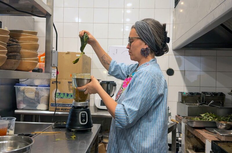 Chefköchin Diana Lopez Del Rio bereitet Polzone zu. – Bild: ARTE F /​ Elephant Doc