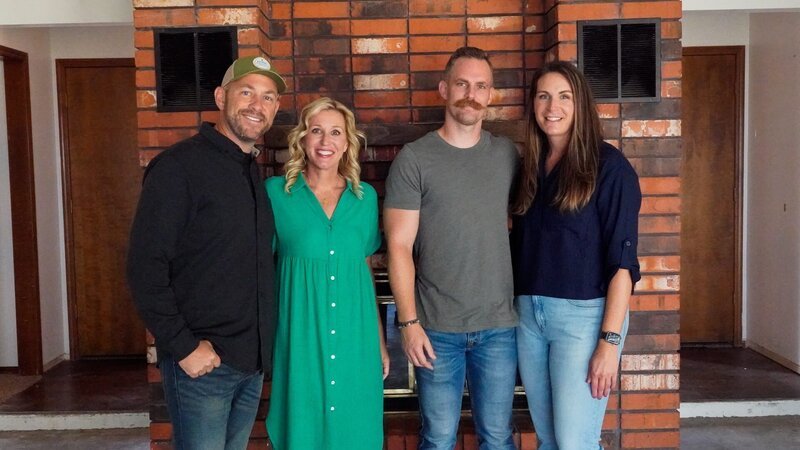 The homeowners with Dave and Jenny during the walkthrough, as seen on Fixer to Fabulous, Season 6. – Bild: Warner Bros. Discovery, Inc. or its subsidiaries and affiliates. All rights reserved.