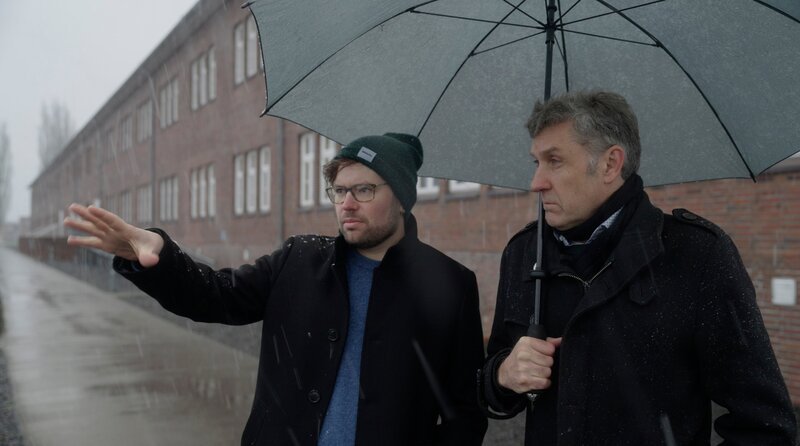 NS-Täter in der eigenen Familie? Autor Adrian Oeser mit Gedenkstättenleiter Oliver von Wrochem (re.) im ehemaligen KZ Neuengamme. – Bild: HR