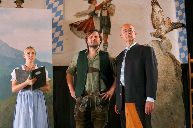 Polizeichef Achtziger (Alexander Duda, r.) ist vor Ort, als eine Leiche im Theater gefunden wird. Waren Regisseur Lentz (Roland von Kummant, M.) und Darstellerin Nützl (Franziska Janetzko, l.) an der Tat beteiligt? – Bild: ZDF/​Christian A Rieger